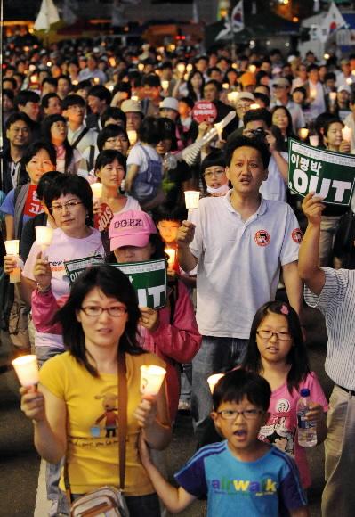 22일 오후 서울시청 앞 서울광장에서 열린 ‘미국 쇠고기 수입반대와 재협상을 촉구하는 촛불집회’를 마친 시민들이 촛불을 들고 을지로 방향으로 가두행진을 하고 있다. 이호정기자 hojeong@seoul.co.kr