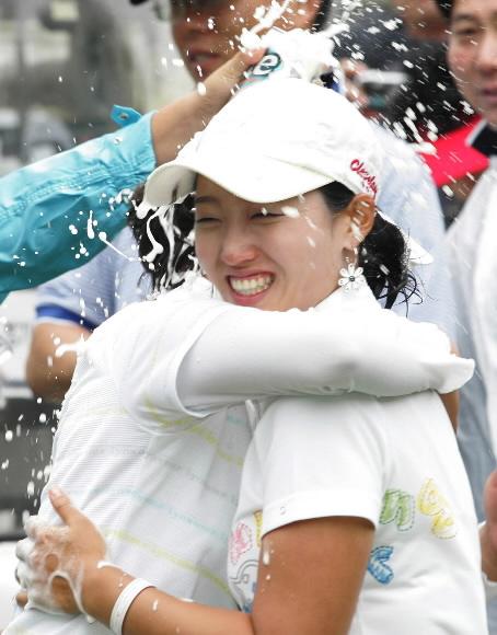 홍란이 22일 KB스타투어 2차대회에서 우승한 뒤 동료들의 맥주세례를 받으며 한국여자프로골프(KL PGA) 투어 첫 승의 감격을 만끽하고 있다. KLPGA 제공