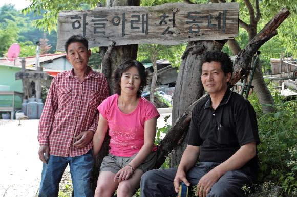 마을 이장을 맡고 있는 ‘조개골산장’ 서정만(오른쪽)씨와 ‘산꾼의 집’ 윤성근씨 부부.