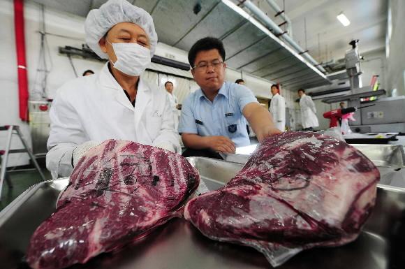 미국 쇠고기 수입위생조건의 장관 고시가 관보에 게재되면서 지난 10월 초 이후 8개월 만에 검역이 재개된 27일 경기 용인의 한 냉동창고에 보관돼 있던 미국산 쇠고기를 검역원들이 검역하고 있다. 공동취재단