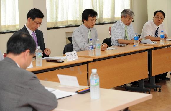 서울신문이 후원하는 한국선거학회 토론회가 27일 서울 종로구 선거연수원에서 열렸다. 참석자들이 ‘2008년 총선과 한국의 선거정치’란 주제로 토론하고 있다. 정연호기자 tpgod@seoul.co.kr