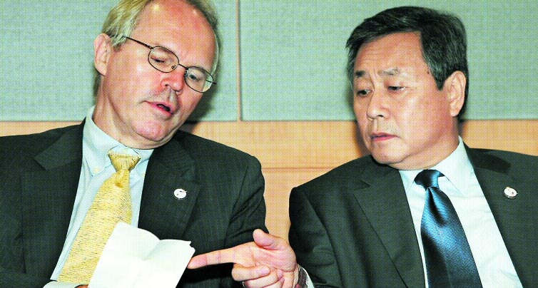 김숙과 힐  김숙 한반도평화교섭본부장과 크리스토퍼 힐 미 국무부 차관보가 28일 외교통상부 청사에서 열린 한·미 외교장관 공동 기자회견장에서 메모를 보며 이야기를 나누고 있다. 사진공동취재단