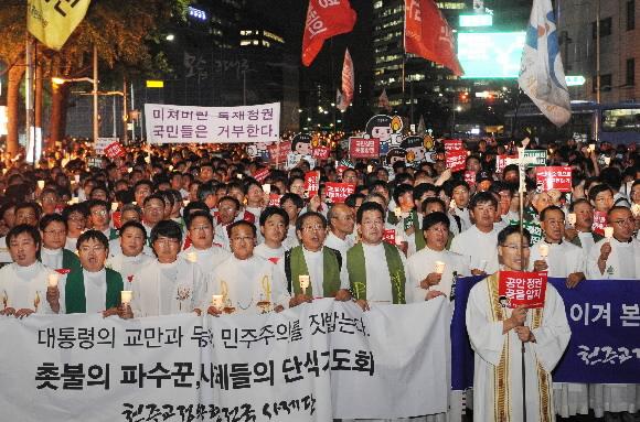 비폭력·평화행진 30일 밤 서울시청 앞 서울광장에서 정부의 촛불시위 원천 봉쇄에 항의하는 시국 미사를 마친 천주교 정의구현전국사제단 신부와 수녀, 신도들이 거리 행진을 하고 있다. 김명국기자 daunso@seoul.co.kr
