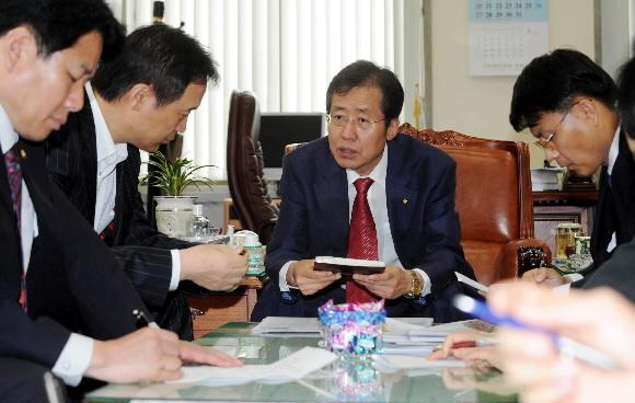 한나라당의 홍준표(왼쪽에서 세 번째) 원내대표가 1일 원내대책회의에 앞서 임태희(왼쪽에서 두 번째) 정책위의장 등과 국회 개원방안을 협의하고 있다. 이언탁기자 utl@seoul.co.kr