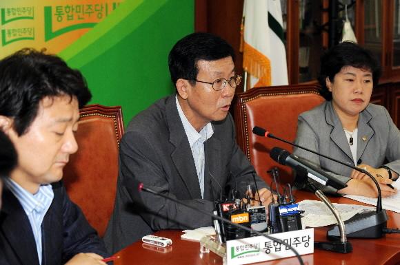 통합민주당의 원혜영(가운데) 원내대표가 1일 열린 원내대표단 회의에서 촛불시위에 대한 정부의 과잉 진압을 비판하고 있다. 이언탁기자 utl@seoul.co.kr