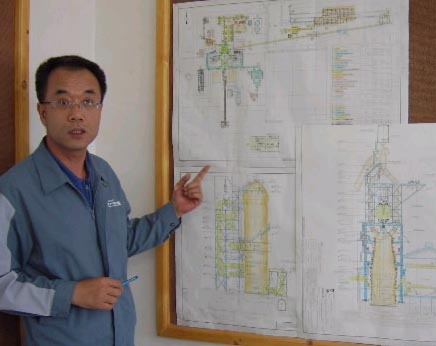 포스코건설 이스파한 현장소장인 황진엽 차장이 제3고로 건설 현황에 대해 자세히 설명하고 있다.