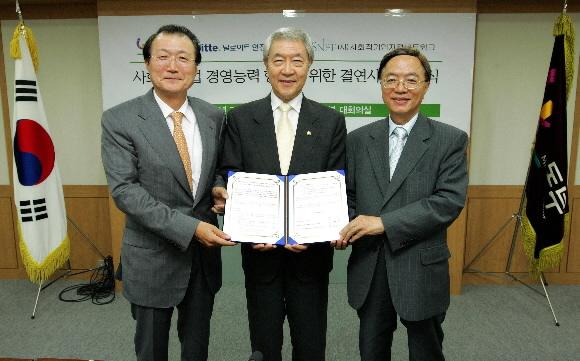 2일 유승삼(오른쪽) 사단법인 사회적기업지원네트워크이사장과 양승우(왼쪽) 딜로이트 안진회계법인대표가 이영희(가운데) 노동부장관 집무실에서 ‘사회적기업 경영능력 향상을 위한 결연사업’협약식을 갖고 있다. 노동부 제공