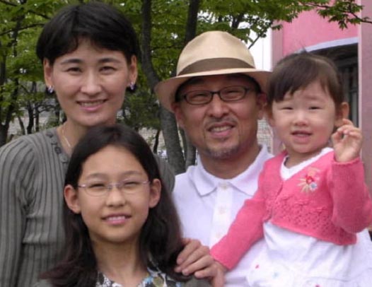 외국 귀화자로는 처음으로 법무부 출입국관리공무원 시험에 합격한 할리온 가족. 왼쪽부터 할리온, 큰딸 박타나, 남편 박태순씨, 작은딸 박유니스. 법무부 제공