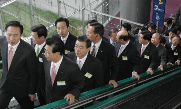 이명박(맨 앞) 대통령이 3일 오전 서울 삼성동 코엑스에서 열린 제1회 지역투자박람회 개막식에 참석한 뒤 에스컬레이터를 타고 전시장으로 이동하고 있다. 최해국기자 seaworld@seoul.co.kr