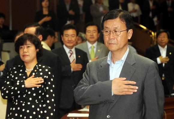 통합민주당 원혜영(오른쪽) 원내대표가 3일 국회에서 비상시국회의를 열기에 앞서 국민의례를 하고 있다. 김명국기자  daunso@seoul.co.kr