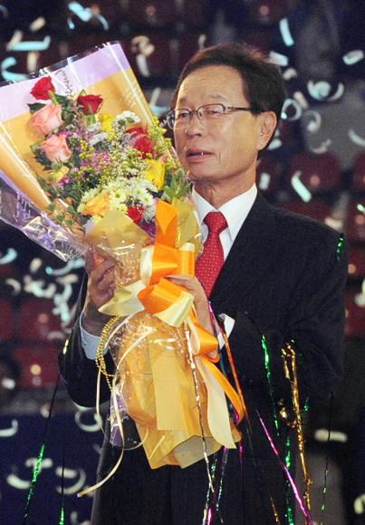 3일 오후 서울 올림픽공원 체조경기장에서 열린 제10차 한나라당 전당대회에서 대표최고위원에 선출된 박희태 전 국회부의장이 꽃다발을 들어보이며 당선 인사를 하고 있다. 이언탁기자 utl@seoul.co.kr
