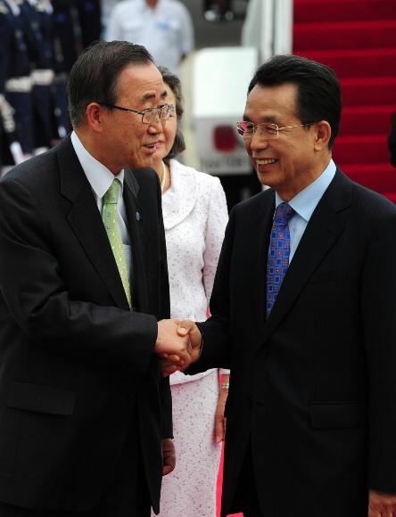 취임 후 처음으로 한국을 방문한 반기문 유엔 사무총장이 3일 서울공항에 도착,영접 나온 한승수 국무총리와 악수하고 있다. 도준석기자 pado@seoul.co.kr