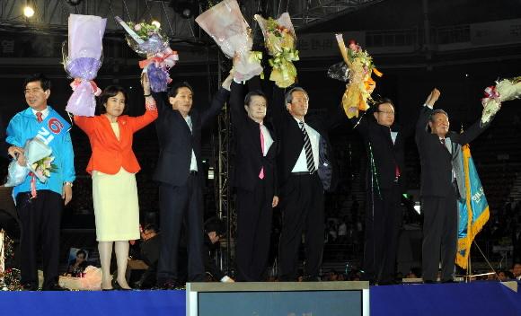 3일 서울 올림픽공원 체조경기장에서 열린 제10차 한나라당 전당대회에서 박희태 전 국회부의장이 대표로 선출된 직후 후보들이 함께 대의원들에게 인사하고 있다.왼쪽부터 김성조·박순자·공성진·허태열·정몽준·박희태 후보. 이언탁기자 utl@seoul.co.kr