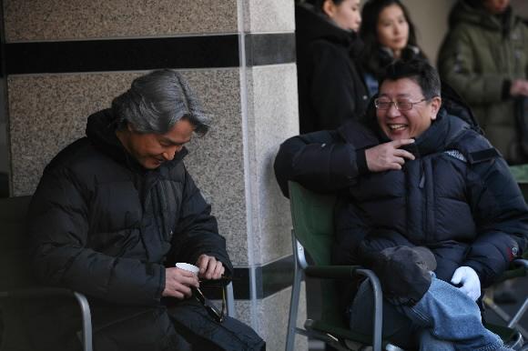 영화 ‘눈눈, 이이’의 부산 촬영장에서 주연배우 한석규(왼쪽)과 곽경택 감독이 연기에 대해 의견을 교환하며 웃고 있다.