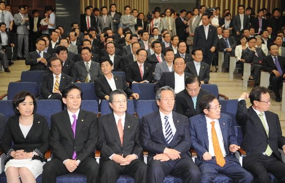 한나라당이 4일 새로운 당 지도부 선출 이후 첫 의원총회를 열어 국회 개원 문제를 논의하고 있다. 사진 앞줄 오른쪽부터 박희태 대표, 홍준표 원내대표, 정몽준·허태열·공성진·박순자 최고위원. 김명국기자 daunso@seoul.co.kr