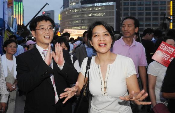 인권침해 여부를 조사하기 위해 입국한 노마 강 무이코(<B>오른쪽</B>) 국제앰네스티 조사관이 시국법회가 열리는 서울광장에 나와 집회현장을 둘러보고 있다. 안주영기자 jya@seoul.co.kr