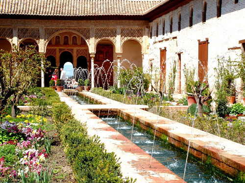 하얀 십자가 대리석 위로 시원한 물줄기를 뿜는 헤네랄리페 정원의 연못