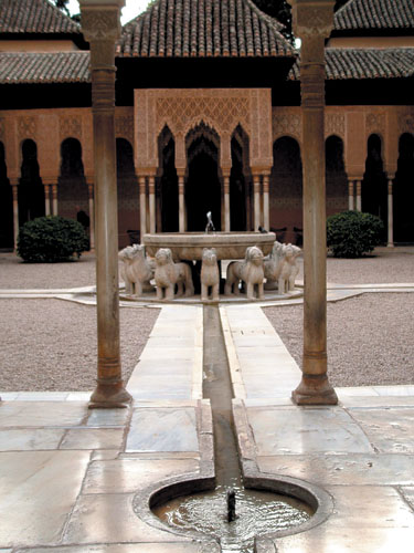 알함브라궁의 물이 흘러가는 중요 수로가 있는 사자궁