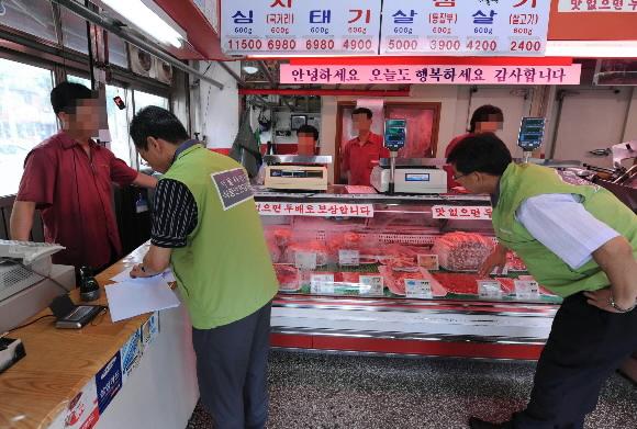 쇠고기 원산지 표시제가 모든 식당으로 확대 실시된 8일 서울 응암동 대림시장 정육점에서 단속 요원들이 쇠고기의 원산지 표시 상태를 점검하고 있다. 도준석기자 pado@seoul.co.kr