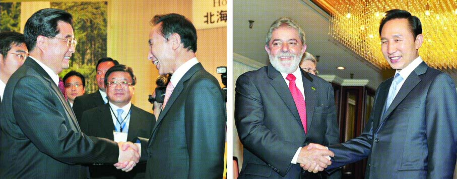 李대통령, 中주석·브라질 대통령과 악수 G8 확대정상회의에 참석하기 위해 방일 중인 이명박 대통령이 8일 밤 삿포로 르네상스호텔에서 홋카이도 지사와 삿포로 시장이 주최한 리셉션장에서 후진타오(왼쪽 사진) 중국 주석과 만나 악수를 나누고 있다. 오른쪽 사진은 이날 오후 삿포로 그랜드호텔에서 룰라 브라질 대통령과 만나 반갑게 인사하는 이 대통령. 삿포로(일본) 최해국특파원 seaworld@seoul.co.kr