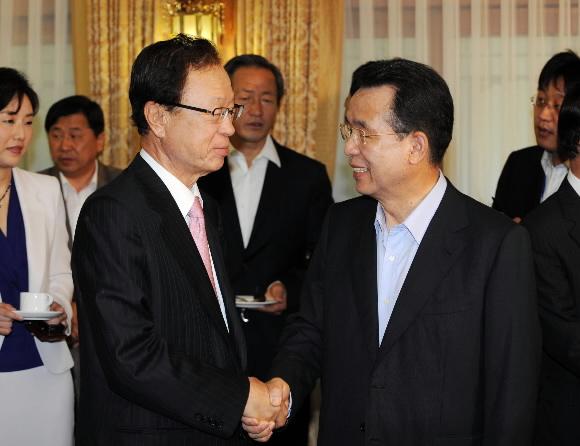 “잘해봅시다”  박희태(왼쪽) 한나라당 대표와 한승수 국무총리가 9일 서울 삼청동 총리공관에서 열린 고위 당정협의에 참석, 악수하고 있다. 이호정기자 hojeong@seoul.co.kr