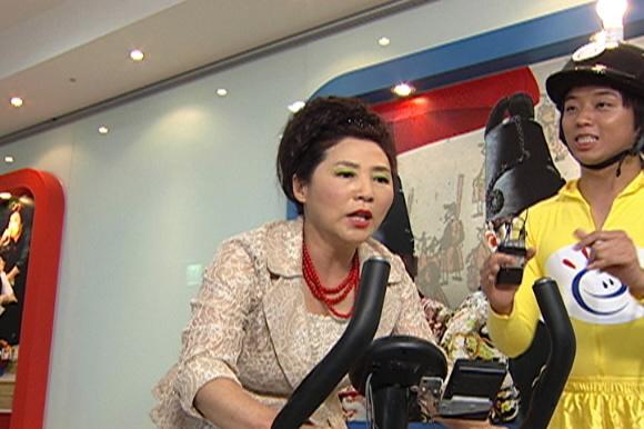 전기혜택을 받지 못하는 산골마을 주민들을 돕기 위해 자전거 발전기로 전력을 모으고 있는 탤런트 고두심.