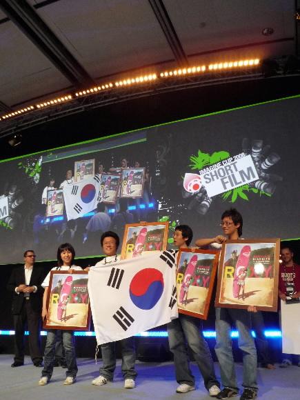 ‘제6회 이매진컵’ 시상식에서 단편영화 분야 1위를 차지한 한국의 ‘네잎’팀이 트로피를 받아들고 환호하고 있다. 마이크로소프트 제공