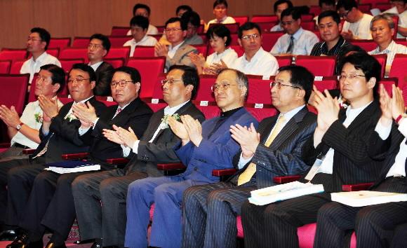 10일 부산대에서 열린 ‘2008 전국 기초자치단체장 매니페스토 우수사례 경진대회’에서 참석자들이 개막을 축하하는 박수를 치고 있다. 왼쪽 세번째부터 노진환 서울신문사 사장, 정낙형 부산시 정무부시장, 강지원 매니페스토실천본부 상임대표, 김인세 부산대 총장, 유문종 매니페스토실천본부 사무총장. 부산 왕상관기자 skwang@seoul.co.kr