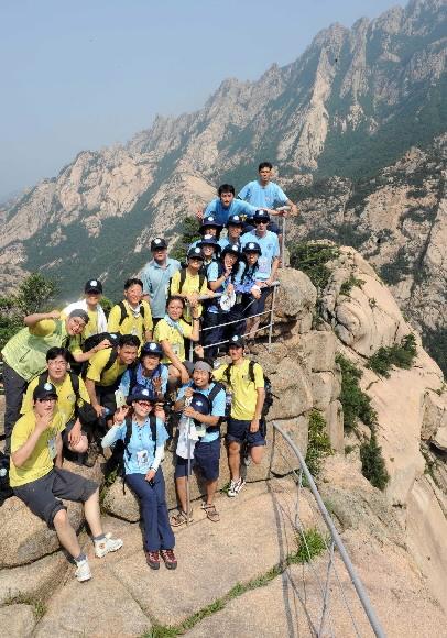 8일 2008 대학생생태환경탐사에 참여한 대원들이 금강산 상팔담 정상에 올라 파이팅을 외치고 있다.