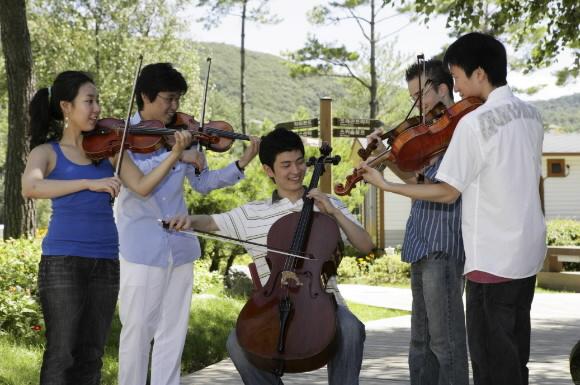 대관령의 푸른 자연 속에서 펼쳐지는 음악축제인 대관령국제음악제의 올해 화두는 ‘크로스오버’. 영상과 문학이 녹아든 다양한 작품들을 선보인다. 지난해 음악제에서 5명의 연주자들이 현악 5중주를 선보이고 있다.
