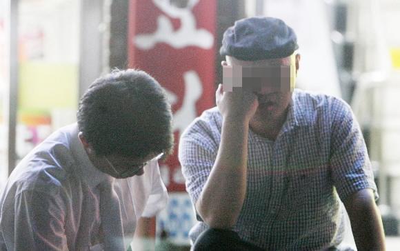 침통한 유가족 금강산에서 피격된 박왕자씨의 남편 방모씨와 아들이 11일 밤 서울 국립과학수사연구소 인근에서 시신이 도착하기를 기다리고 있다. 국민일보 제공