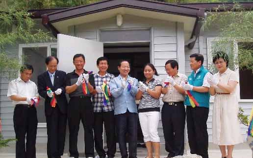 지난 11일 열린 입주식에서 주민·후원자 등이 참석해 새집 입주를 축하하고 있다. 오른쪽에서 세번째가 레니카 지반카야. 담양군 대덕면사무소 제공