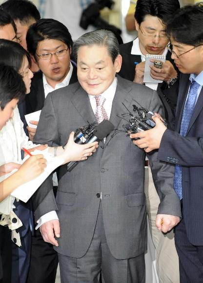 이건희 전 삼성그룹 회장이 16일 조세포탈 등의 혐의에 대해 집행유예 판결을 받은 뒤 밝은 표정으로 서울 서초동 서울중앙지법을 나서고 있다. 이호정기자 hojeong@seoul.co.kr