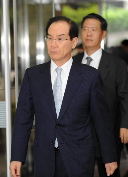 이학수 전 삼성그룹 부회장이 16일 선고공판을 받기 위해 서초동 서울중앙지법에 들어서고 있다. 이호정기자 hojeong@seoul.co.kr