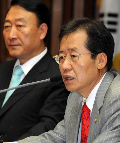 홍준표(오른쪽) 한나라당 원내대표가 18일 국회에서 열린 주요당직자회의에서 발언하고 있다. 왼쪽은 안경률 사무총장. 이언탁기자 utl@seoul.co.kr
