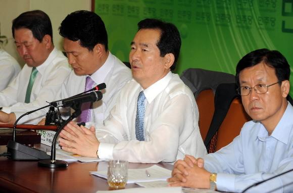 정세균(오른쪽 두번째) 민주당 대표가 18일 국회에서 열린 최고위원회의에서 서울시의회 의장의 돈 로비 파문을 지적하며 한나라당을 비판하고 있다. 이언탁기자 utl@seoul.co.kr