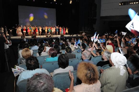 ‘2008 코리아 필름 페스티벌’ 마지막 날인 19일 아스타나시 콩그레스홀을 가득 메운 관객들이 영화 상영 후 양국 국기를 흔들며 노래를 부르고 있다.