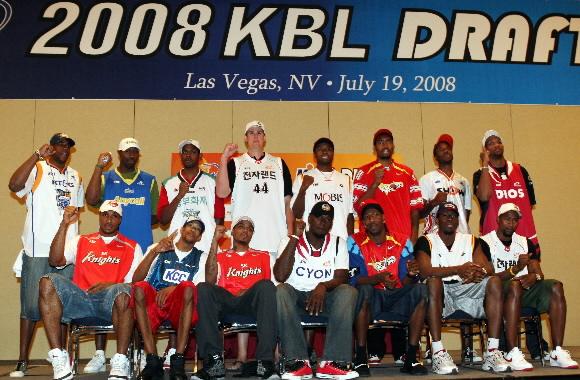 용병들의 파이팅  19일 미국 현지에서 열린 KBL프로농구연맹 외국인 선수 드래프트에서 뽑힌 용병선수들이 주먹을 불끈 쥐며 파이팅을 외치고 있다. 라스베이거스(미국 네바다주) 사진공동취재단