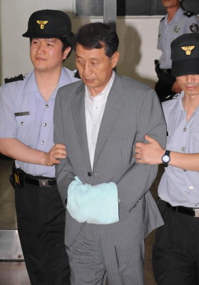 참여정부 각료 가운데 처음으로 구속된 강무현 전 해양수산부 장관이 21일 저녁 서울 서초동 검찰청사를 나와 구치소로 향하고 있다. 이언탁기자 utl@seoul.co.kr