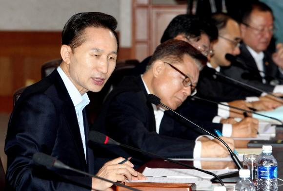 이명박 대통령이 21일 오전 청와대에서 지역발전정책 추진전략 보고회의를 주재하고 있다. 최해국기자 seaworld@seoul.co.kr