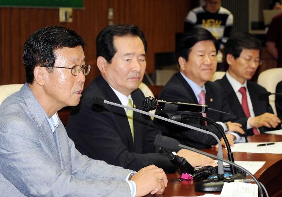 민주당 원혜영(왼쪽) 원내대표가 21일 국회에서 열린 ‘이명박 정권 언론장악규탄 의원총회’에서 인사말을 하고 있다. 김명국기자 daunso@seoul.co.kr