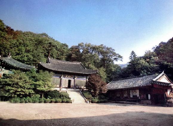 남한산성의 장경사(長慶寺).1624년 승려 각성(覺性) 등이 전국 8도의 승군(僧軍)을 동원해 성을 쌓는데 결정적으로 기여했던 사찰이다.  문화재청 홈페이지