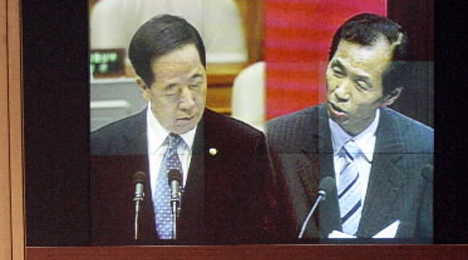 22일 열린 국회 본회의 긴급현안질문에서 최문순(화면 오른쪽) 민주당 의원이 김경한 법무장관에게 질의를 하는 모습이 모니터를 통해 방영되고 있다. 김명국기자 daunso@seoul.co.kr 