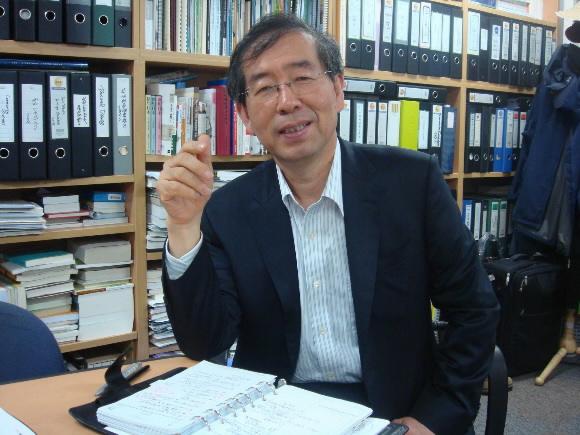 박원순 희망제작소 상임이사는 25일 일정이 빼곡히 적힌 수첩을 보여주며 희망 찾기와 휴가 중 독서를 권장했다.