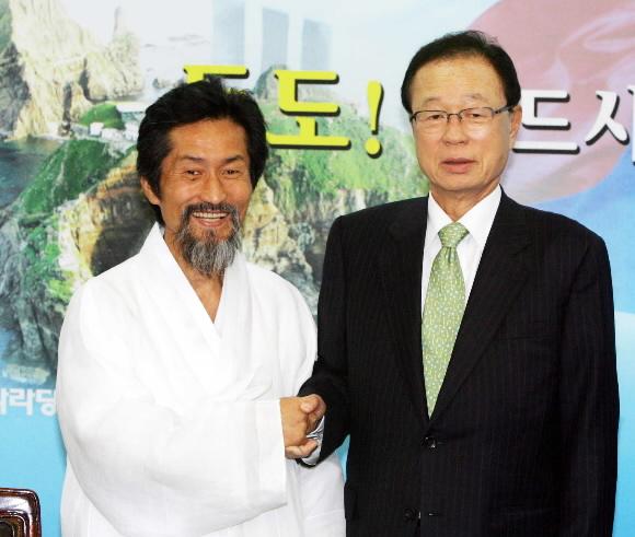 한나라당 박희태(오른쪽) 대표가 31일 서울 여의도 당사를 방문한 강기갑 민주노동당 대표와 악수하고 있다. 김명국기자 daunso@seoul.co.kr