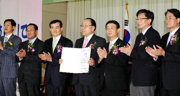 공정택(가운데) 서울시교육감 당선자가 31일 종로구 인의동 서울시선거관리위원회에서 당선증을 받아 펼쳐보이고 있다. 류재림기자 jawoolim@seoul.co.kr