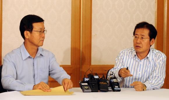 한나라당 홍준표(오른쪽), 민주당 원혜영 원내대표가 31일 국회에서 원 구성 협상에 들어가기 앞서 환담하고 있다. 김명국기자 daunso@seoul.co.kr