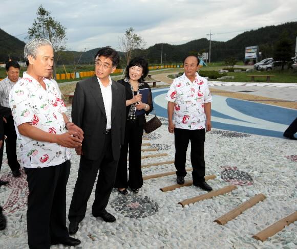 31일 경북 영덕군 축산항 어울마당 준공식에 참석한 김병목 영덕군수, 박경배 행안부 지역발전정책국장, 허남주 서울신문 문화사업부 부국장(왼쪽부터)이 관련 시설을 둘러보고 있다.