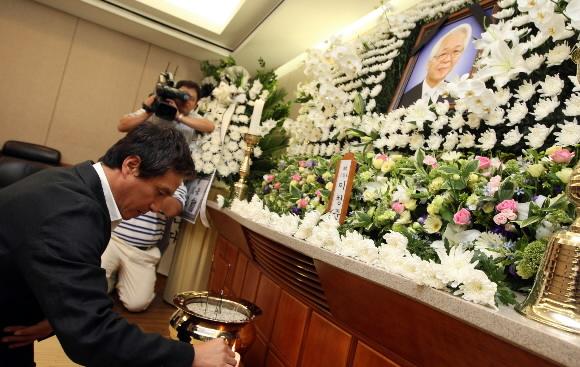 배우 조재현씨가 31일 폐암으로 타계한 소설가 이청준씨의 빈소가 차려진 삼성서울병원에서 조문하고 있다. 연합뉴스