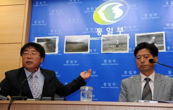 김동환(왼쪽) 국립과학수사연구소 연구실장과 황부기 정부 합동조사단장이 1일 서울 정부중앙청사 별관에서 금강산 관광객 피살 사건 모의실험 결과를 발표하고 있다. 도준석기자 pado@seoul.co.kr